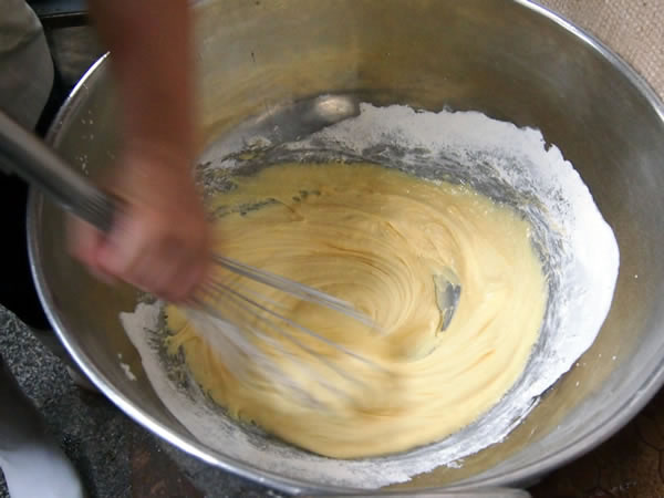 生地をまぜる-「あじろの里」ができるまで