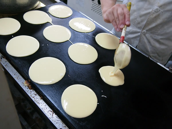 生地を銅板に流す-「あじろの里」ができるまで