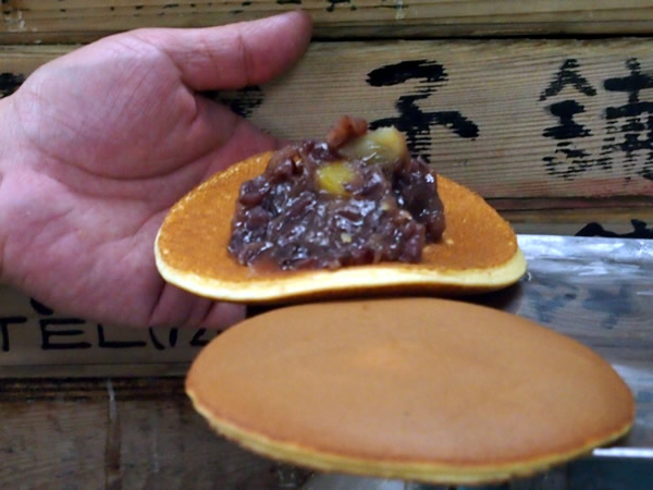 餡を詰める-「あじろの里」ができるまで